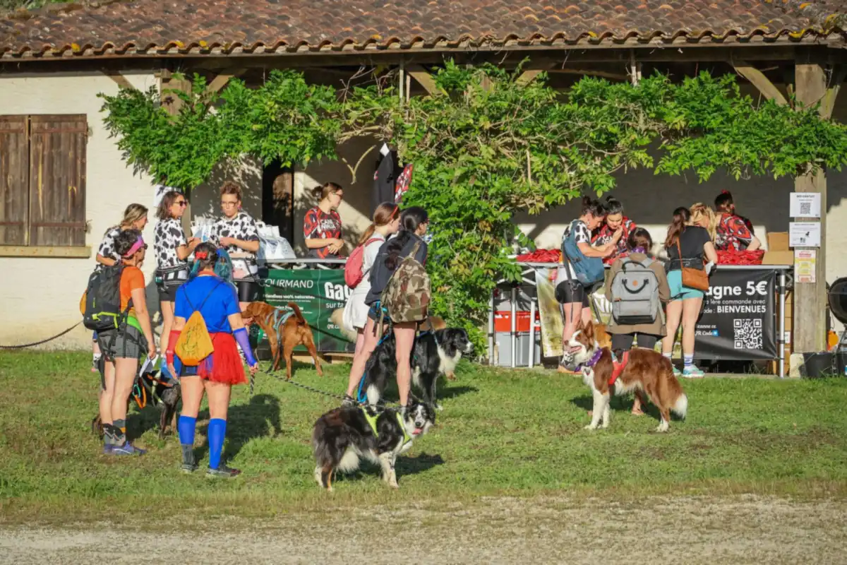 Bénévoles CANI NINJA à l'accueil des binômes et de leurs chiens à Echourgnac