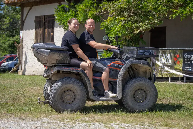 Deux bénévoles sur le quad de l'organisation
